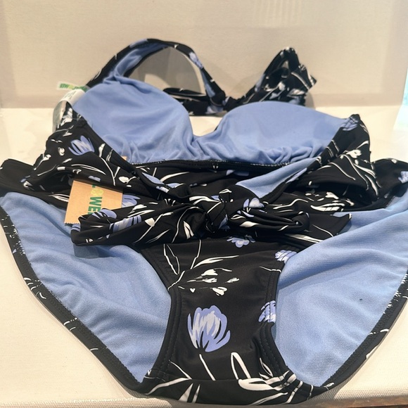 NWT Samdflower two piece bikinis with tie back bra and slinky bottoms. Size XL - Picture 4 of 4